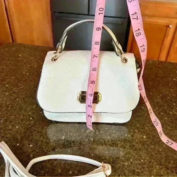 BOUTIQUE Style adorable small white purse / handbag with gold hardware and strap - Picture 7 of 16